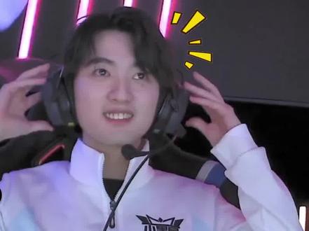 英雄联盟比赛：LPL战队WE正在估清上单？